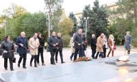 Участники Международного форума возложили цветы к Вечному огню